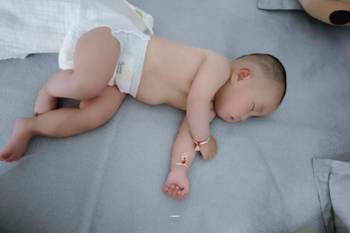 台湾几个月宝宝会抬头